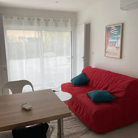 Apartamento Charming 4-person With Garden Fréjus